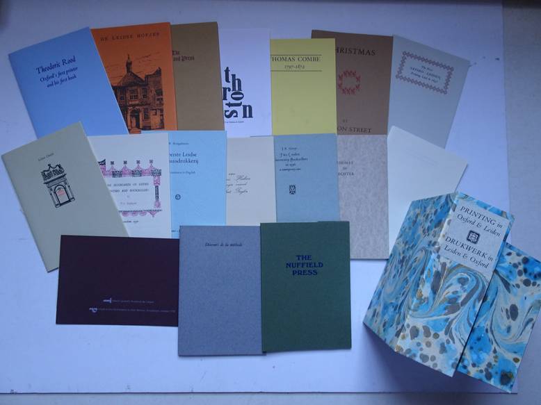 Var. authors. - Printing in Oxford & Leiden/ Drukwerk in Leiden & Oxford. A joint project between members of the Oxford Guild of Printers in England, and Stichting Drukwerk in de Marge in Holland. Complete set of 17 publications.