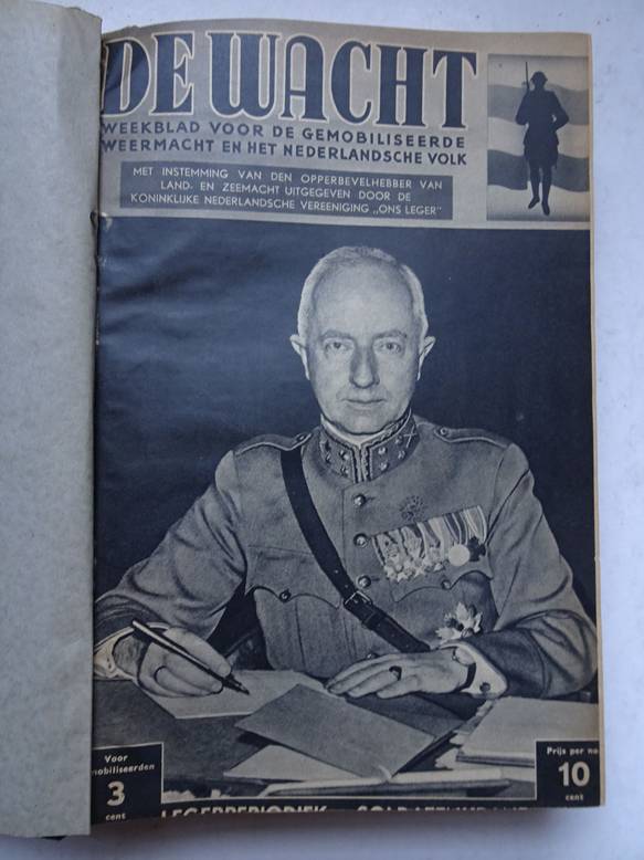 red.. - De Wacht; weekblad voor de gemobiliseerde weermacht en het Nederlandsche volk. Nrs. 1 t/m 25 (18 november 1939 t/m 4 mei 1940). In n band.