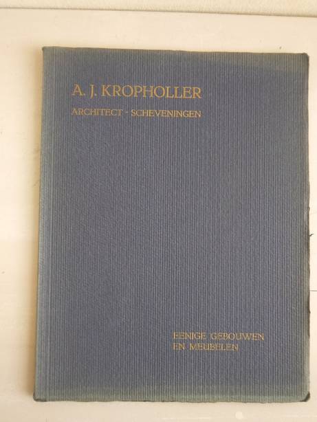 Kropholler, A.J.. - A.J. Kropholler, architect- Scheveningen. Eenige gebouwen en meubelen. Verzameling van fotografische reproducties naar uitgevoerde werken, voorafgegaan door een beschouwing over bouwstijl.