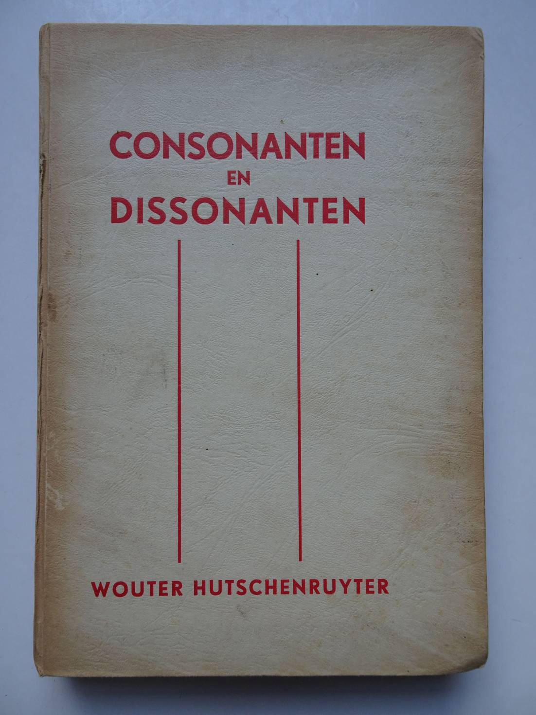 Hutschenruyter, Wouter. - Consonanten en dissonanten. Mijn herinneringen.