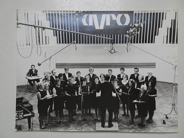 (AVRO). - Originele zwart wit fotokaart van het AVRO-orkest.